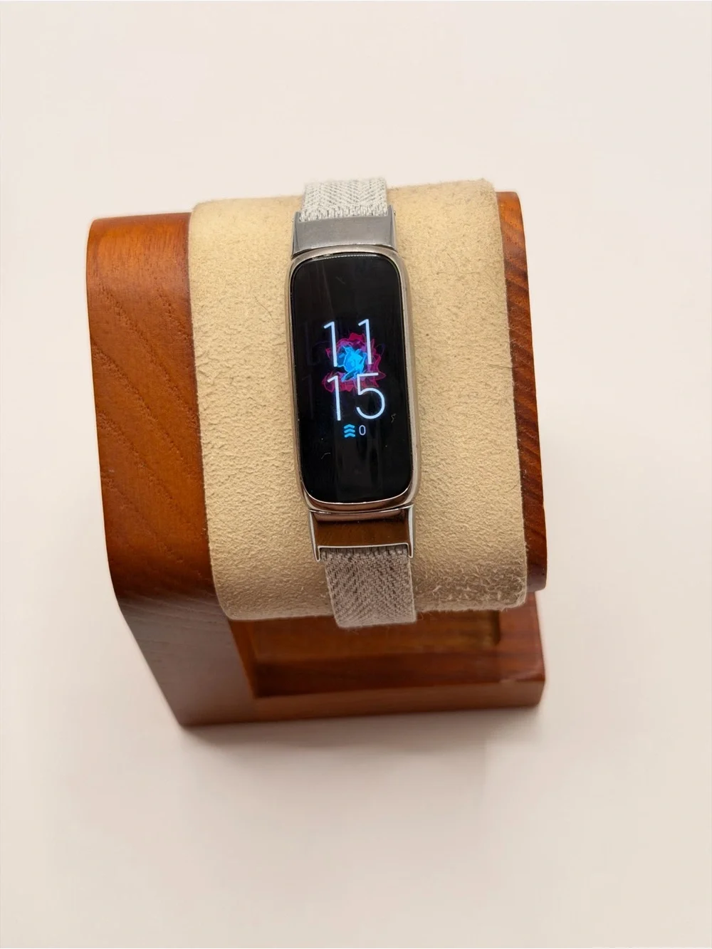 Fitbit‎ Luxe, Tested, Chrome Case, Rare Color, Charger Included, New Band